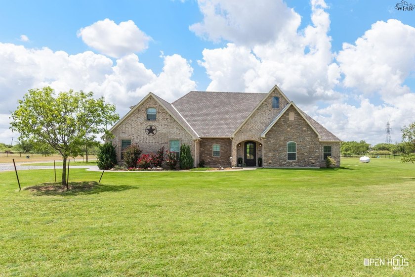 Remarkable 2018-built home on 2.5 fully fenced acres in - photo 2