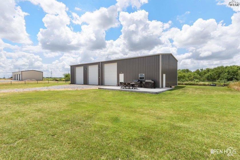 Remarkable 2018-built home on 2.5 fully fenced acres in - photo 4