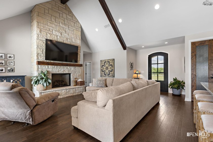 Remarkable 2018-built home on 2.5 fully fenced acres in - photo 5