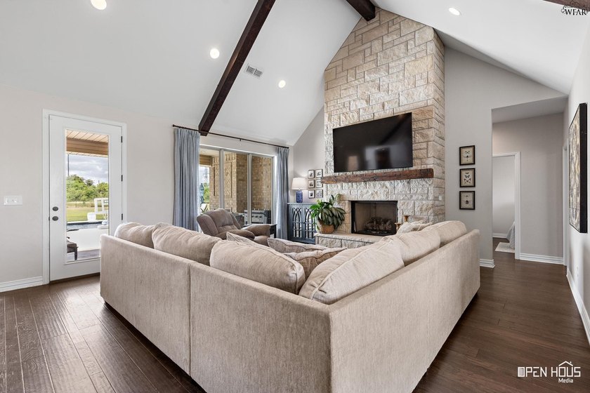 Remarkable 2018-built home on 2.5 fully fenced acres in - photo 6