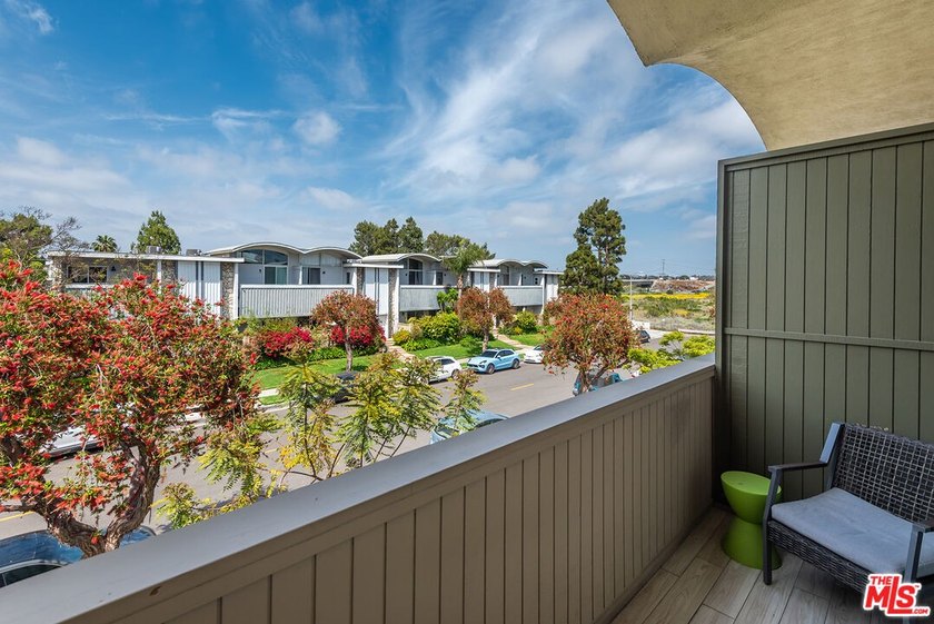 This extensively renovated front-facing multi-story townhome - photo 21