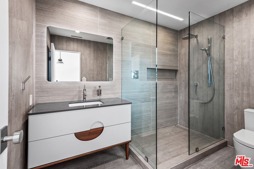 This extensively renovated front-facing multi-story townhome - photo 27