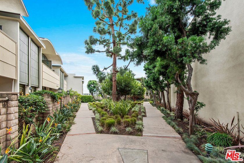 This extensively renovated front-facing multi-story townhome - photo 31