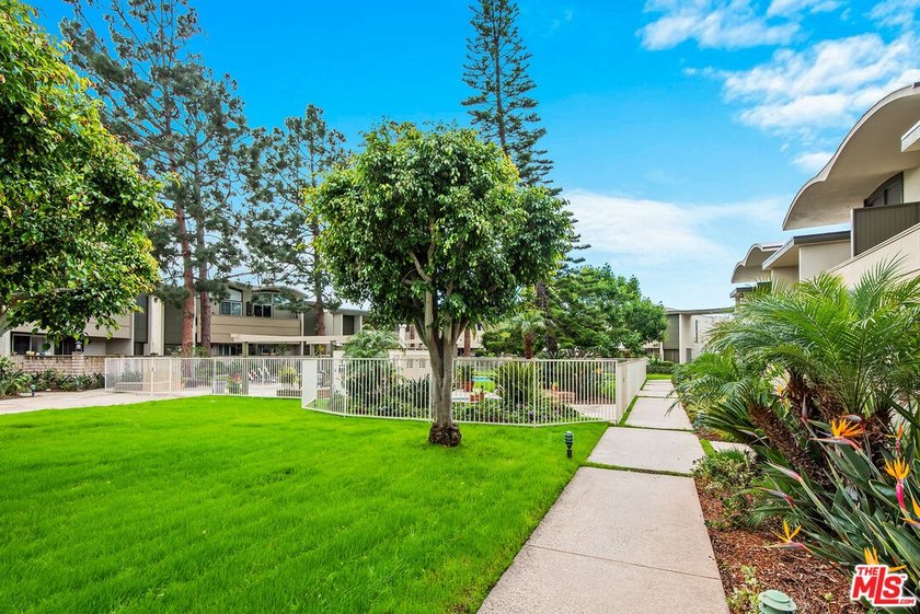 This extensively renovated front-facing multi-story townhome - photo 32