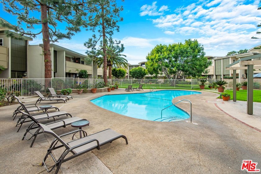 This extensively renovated front-facing multi-story townhome - photo 33