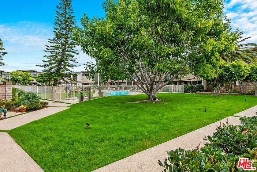 This extensively renovated front-facing multi-story townhome - photo 36