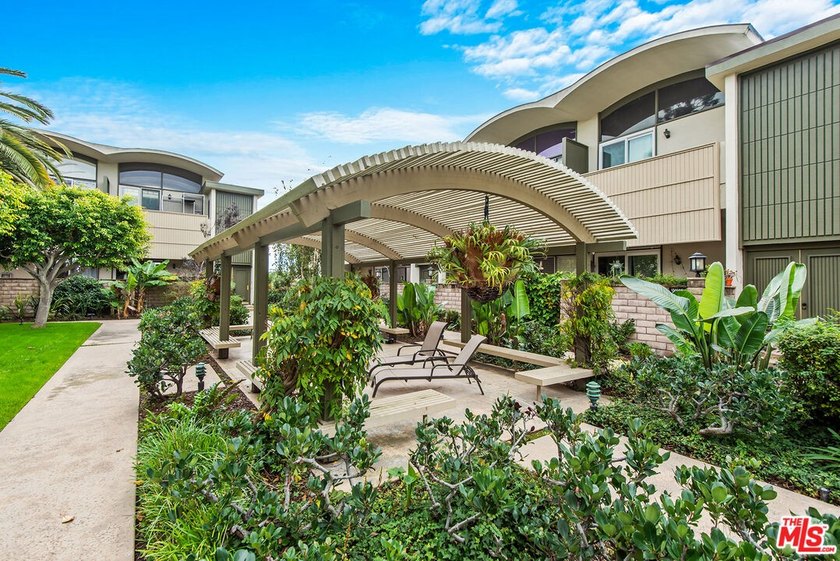This extensively renovated front-facing multi-story townhome - photo 39