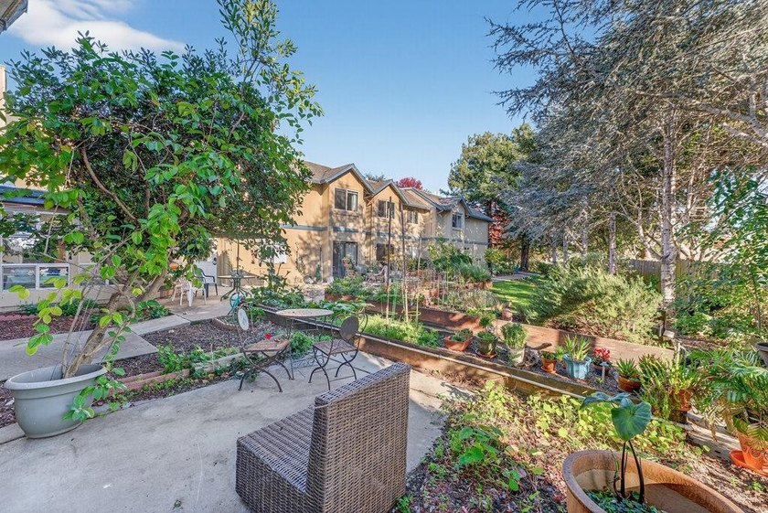 Welcome to Vista Prieta, a desirable senior community in Live - photo 20