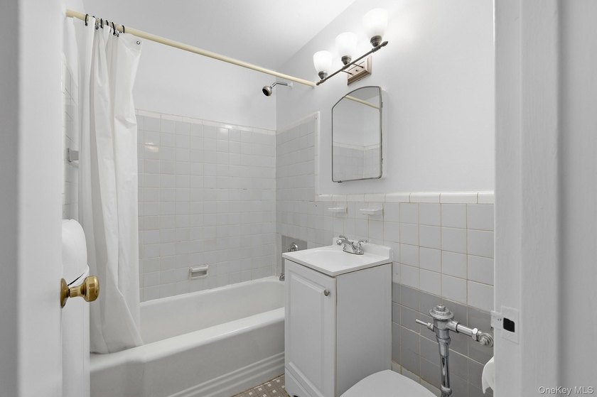 Bright Two Bedroom conveniently located in Spuyten Duyvil - photo 14