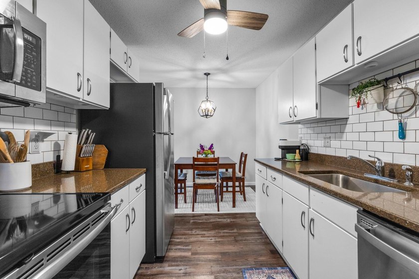 Affordable lake living at Medicine Lake! This top-floor 1-bed - photo 5