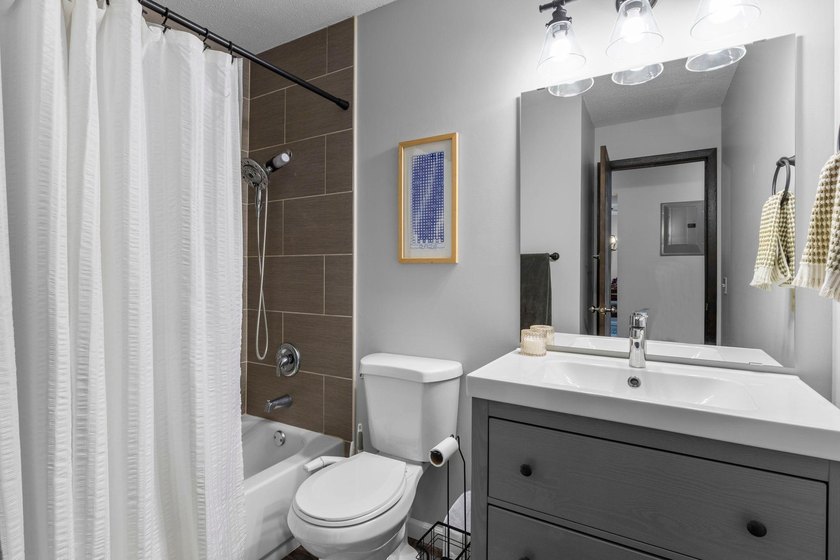 Affordable lake living at Medicine Lake! This top-floor 1-bed - photo 7
