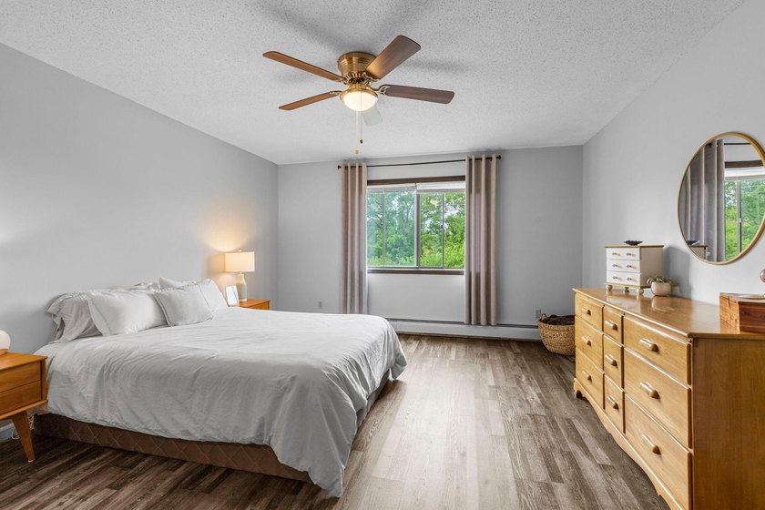 Affordable lake living at Medicine Lake! This top-floor 1-bed - photo 8