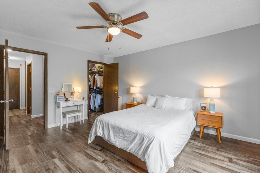 Affordable lake living at Medicine Lake! This top-floor 1-bed - photo 9