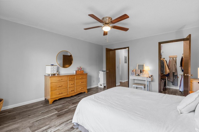 Affordable lake living at Medicine Lake! This top-floor 1-bed - photo 10