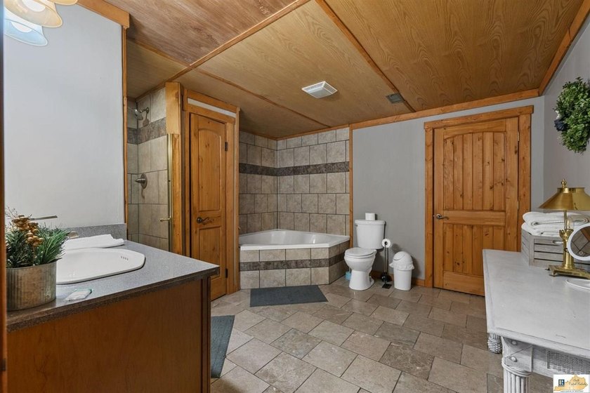Turnkey lakefront opportunity on Barren River Lake! This fully - photo 27