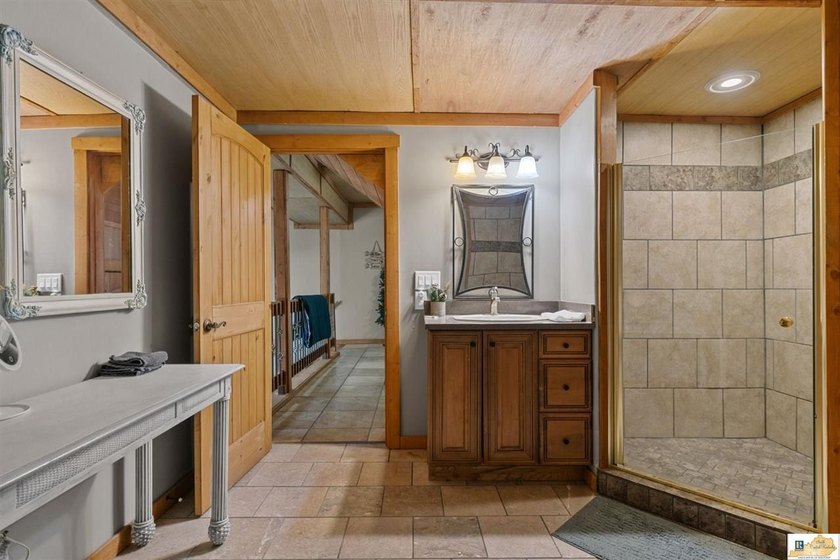 Turnkey lakefront opportunity on Barren River Lake! This fully - photo 29
