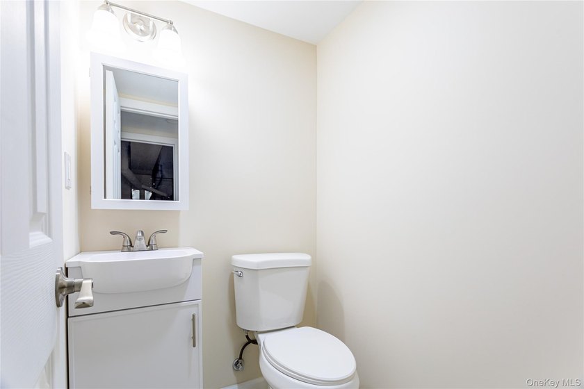 Move right into this renovated, Townhouse, with 2-bedrooms, 1.5 - photo 11