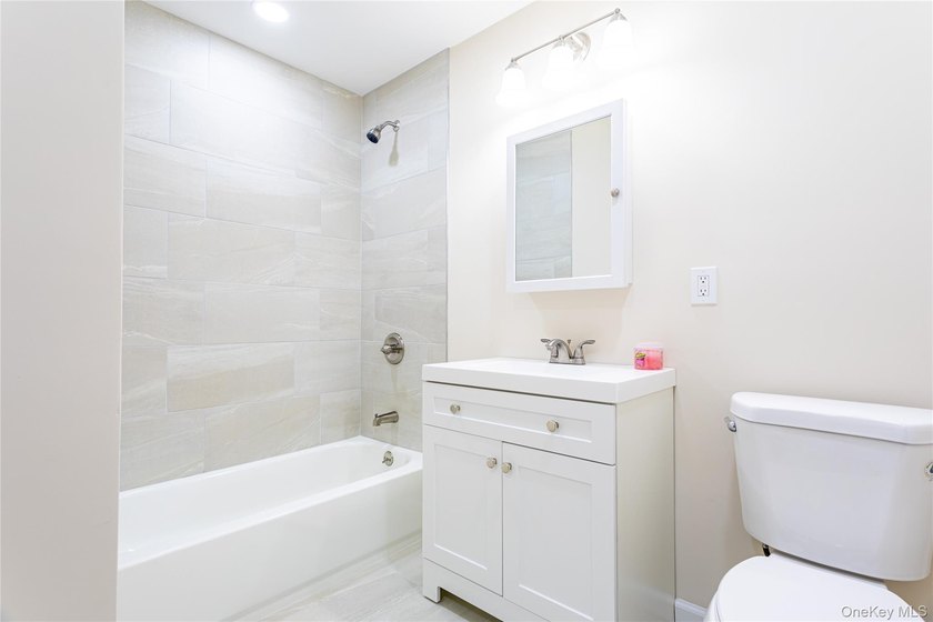 Move right into this renovated, Townhouse, with 2-bedrooms, 1.5 - photo 21