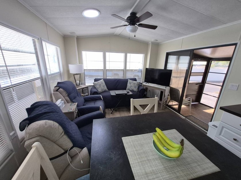 Charming Renovated 1986 DRE Mobile Home in , Largo This - photo 3