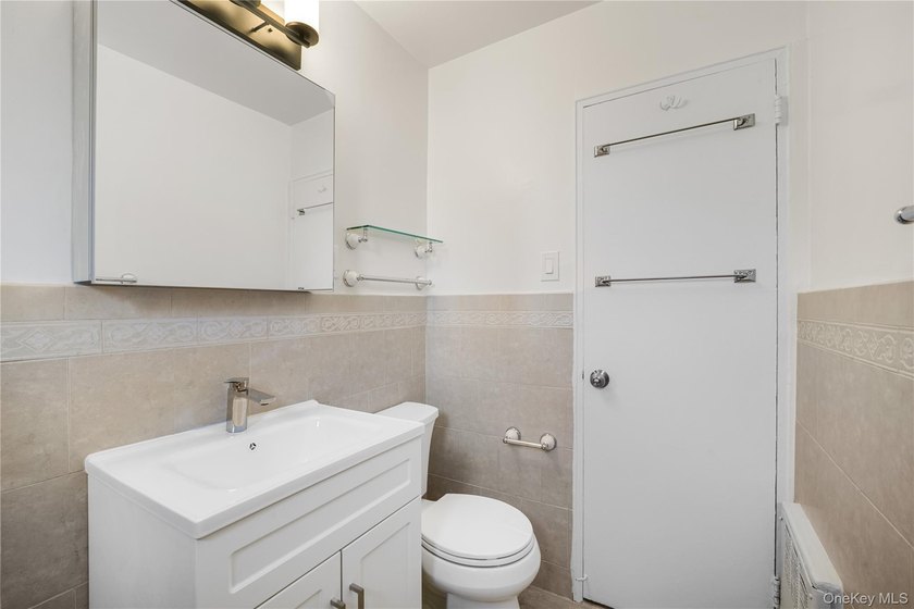 Beautiful 2 Bedroom Upper Unit in Desirable Windsor Oaks. This - photo 14