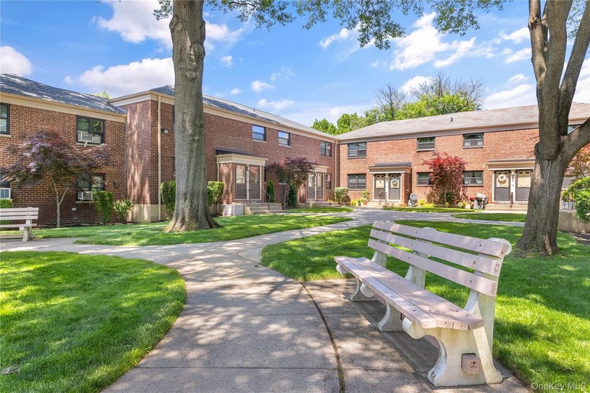 Beautiful 2 Bedroom Upper Unit in Desirable Windsor Oaks. This - photo 15
