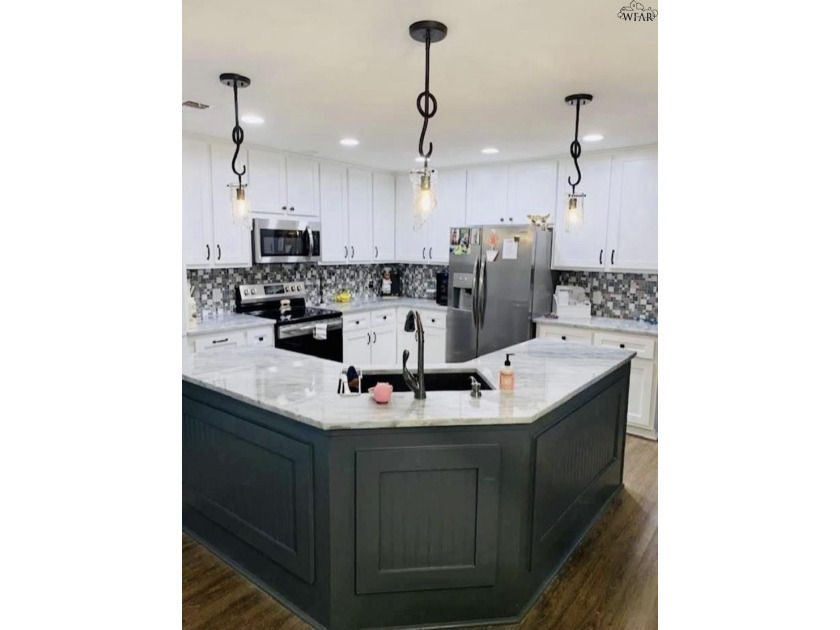 Updated 3 bedroom, 2 bath Country Club home on a corner lot! The - photo 7