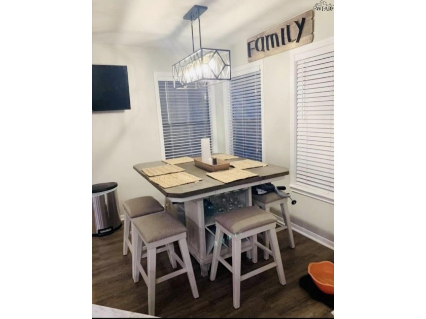 Updated 3 bedroom, 2 bath Country Club home on a corner lot! The - photo 8