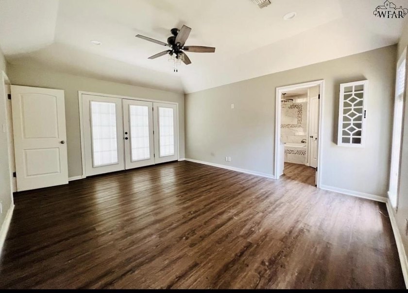 Updated 3 bedroom, 2 bath Country Club home on a corner lot! The - photo 9