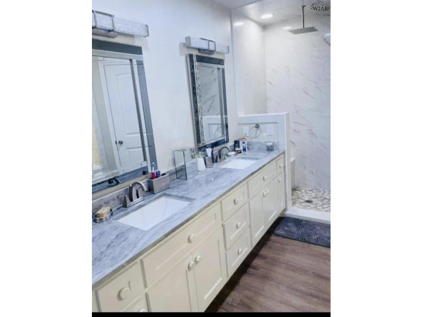 Updated 3 bedroom, 2 bath Country Club home on a corner lot! The - photo 10
