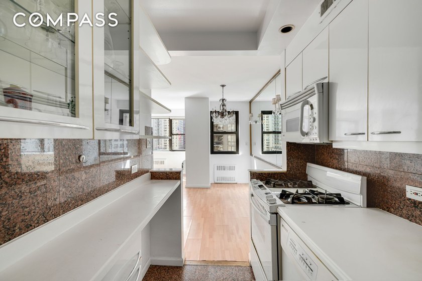 Spacious, bright and pet-friendly 2 bedroom is now available in - photo 6
