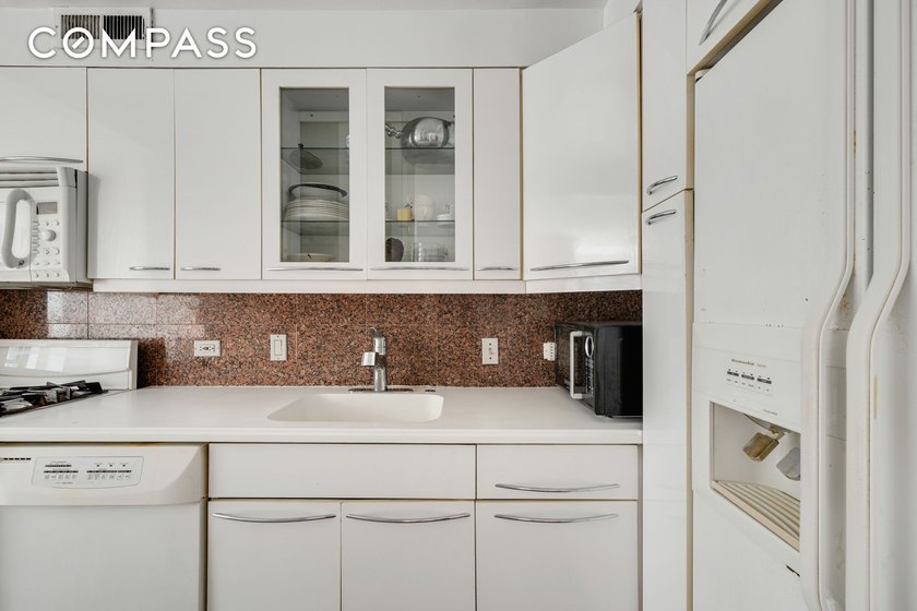 Spacious, bright and pet-friendly 2 bedroom is now available in - photo 8