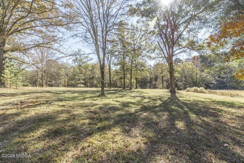 Very Rare Offering on the Beautiful Shores of Lake Oconee. 8.16 - photo 2