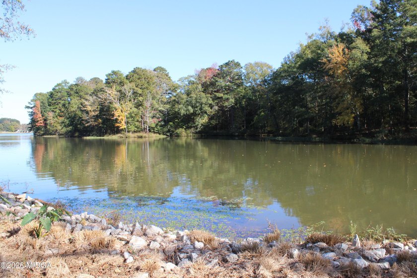 Very Rare Offering on the Beautiful Shores of Lake Oconee. 8.16 - photo 3
