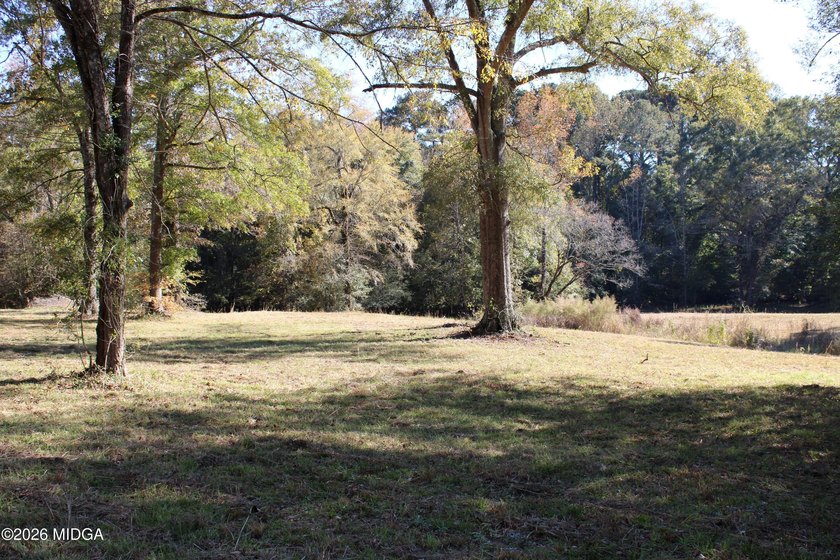 Very Rare Offering on the Beautiful Shores of Lake Oconee. 8.16 - photo 4