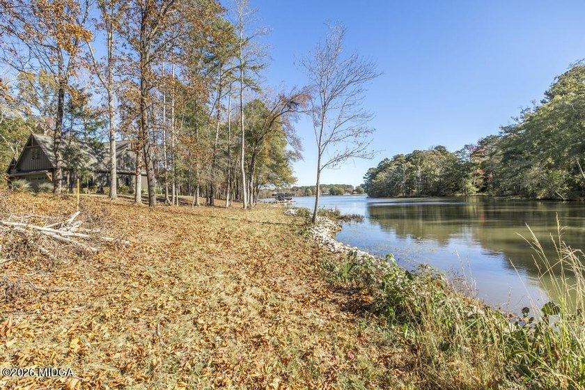 Very Rare Offering on the Beautiful Shores of Lake Oconee. 8.16 - photo 6