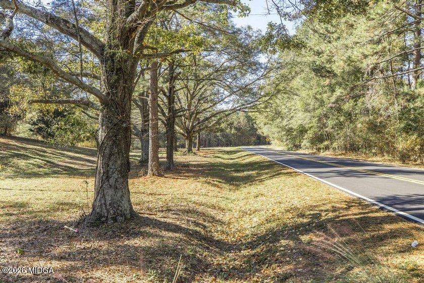 Very Rare Offering on the Beautiful Shores of Lake Oconee. 8.16 - photo 10
