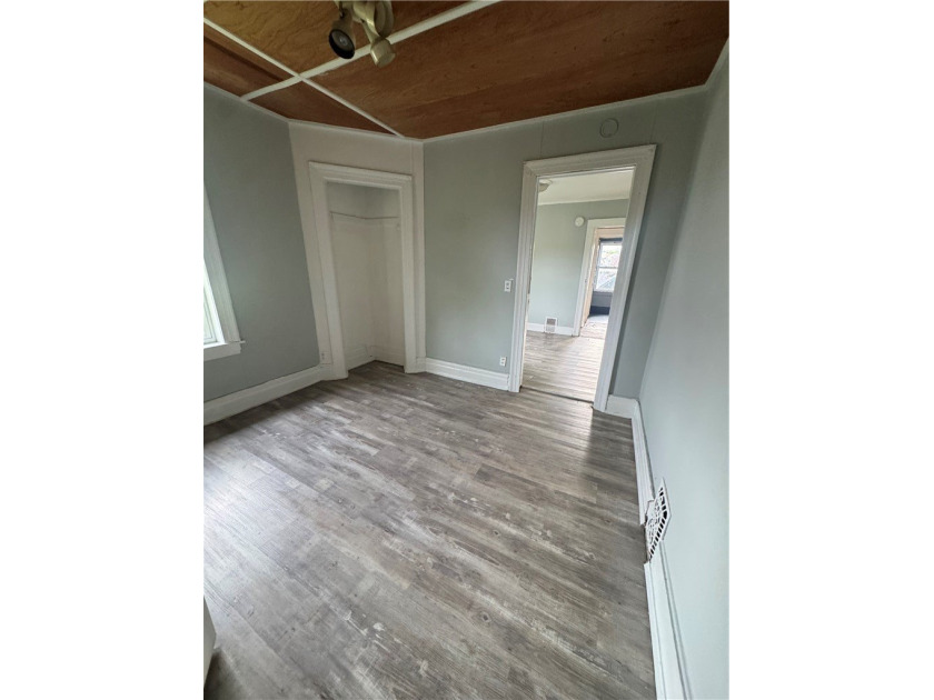 Amazing investor opportunity with strong cash flow potential! - photo 2