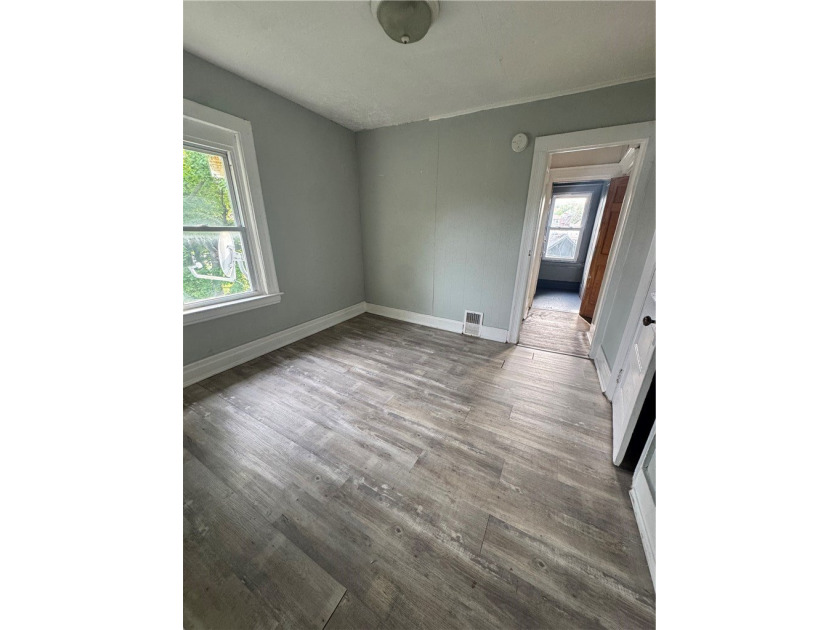 Amazing investor opportunity with strong cash flow potential! - photo 3