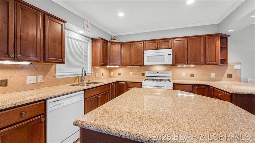 MOTIVATED SELLER-PRICE IMPROVED! The location on this 3 bed 2 - photo 2