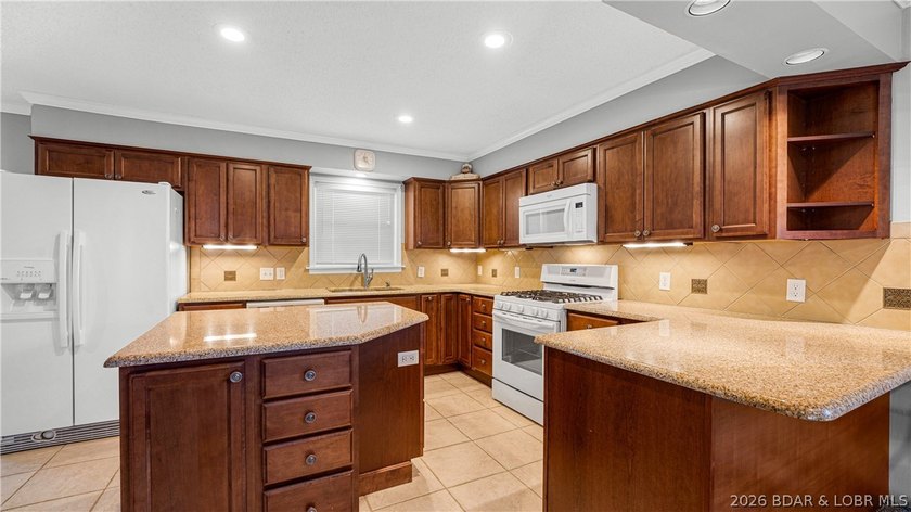 MOTIVATED SELLER-PRICE IMPROVED! The location on this 3 bed 2 - photo 4