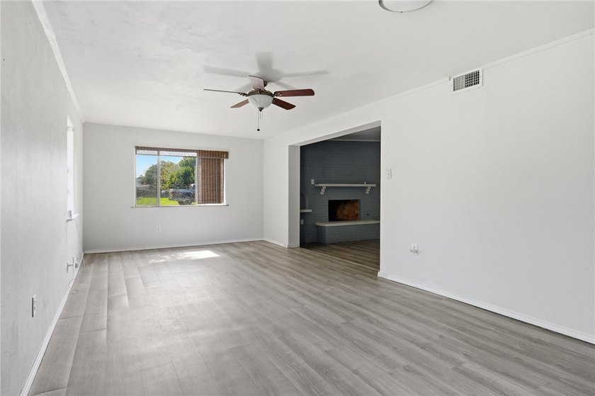 Don't miss out on this charming 2-bdrm,1 bath cottage peacefully - photo 11