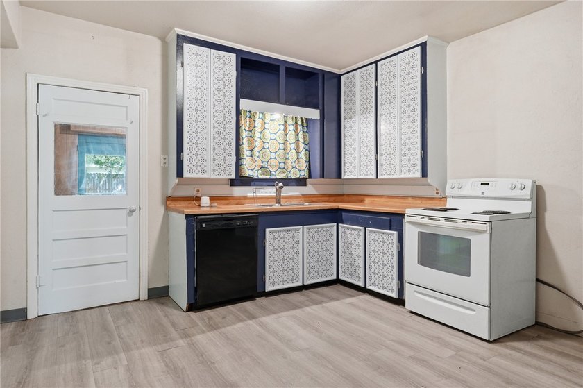 Don't miss out on this charming 2-bdrm,1 bath cottage peacefully - photo 12