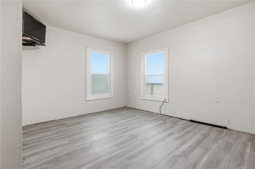 Don't miss out on this charming 2-bdrm,1 bath cottage peacefully - photo 15