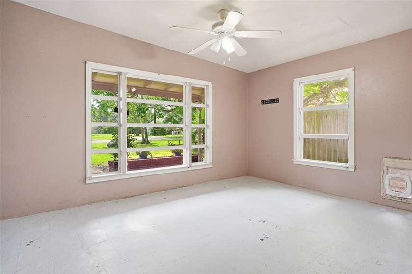 Don't miss out on this charming 2-bdrm,1 bath cottage peacefully - photo 18