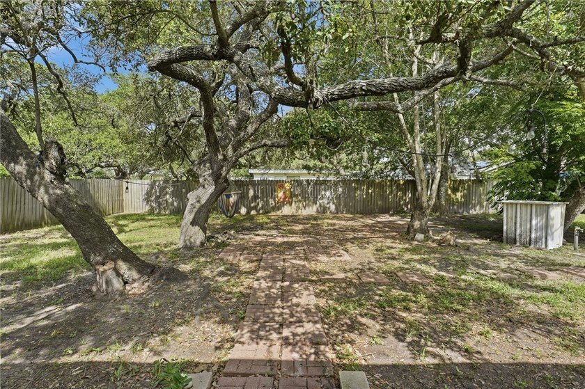 Don't miss out on this charming 2-bdrm,1 bath cottage peacefully - photo 23