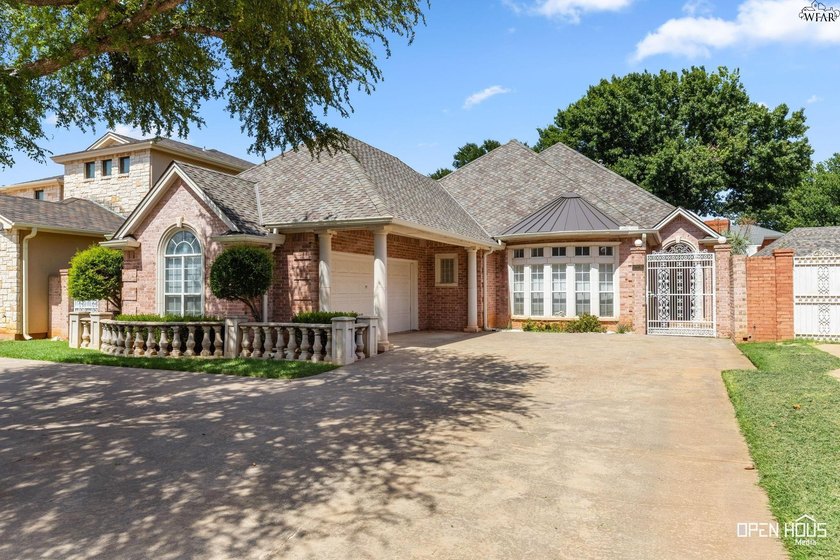 The heart of the home has a whole new look! This beautiful home - photo 3