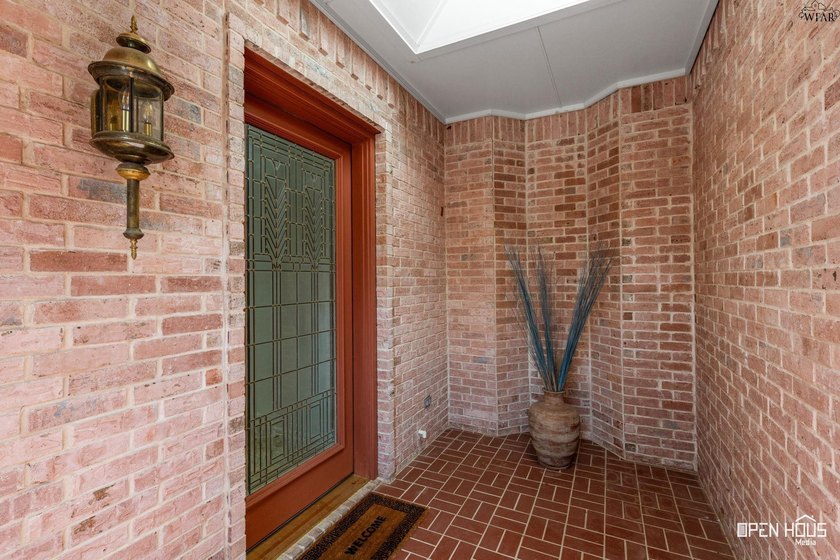 The heart of the home has a whole new look! This beautiful home - photo 5
