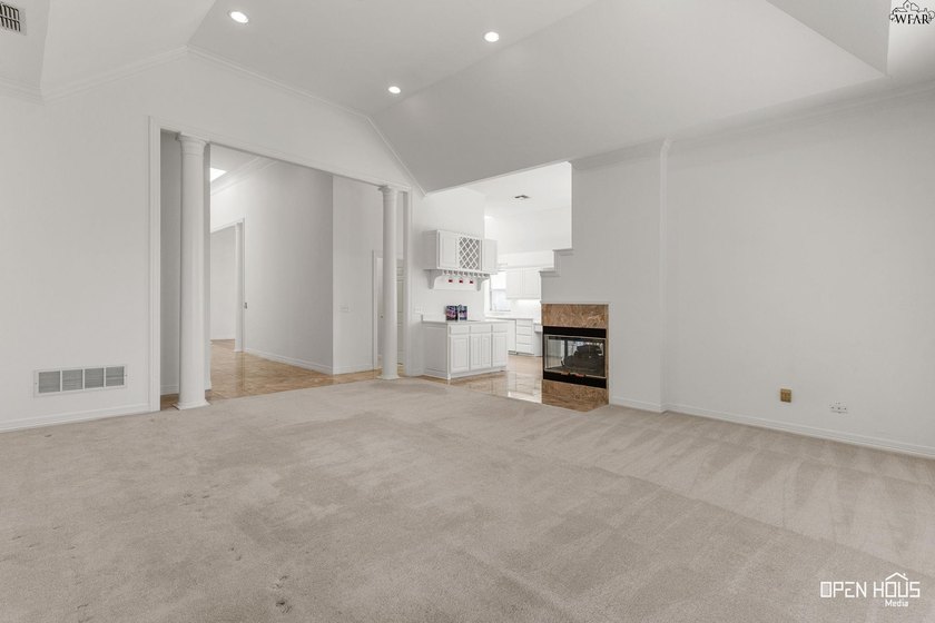 The heart of the home has a whole new look! This beautiful home - photo 10