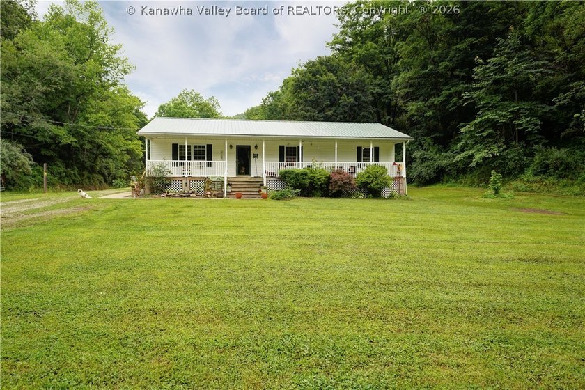PEACEFUL, PRIVATE COUNTRY SETTING ON 1.2 ACRES IN POCA! THIS - photo 2