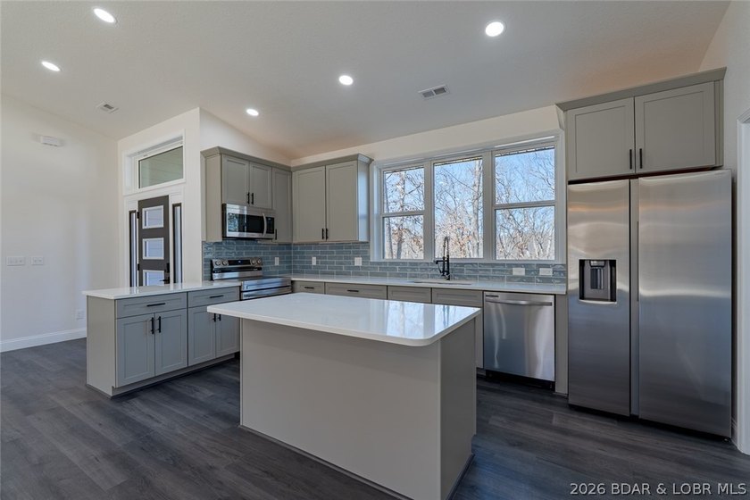 Enjoy main-level living in the highly sought after Porto Cima - photo 3